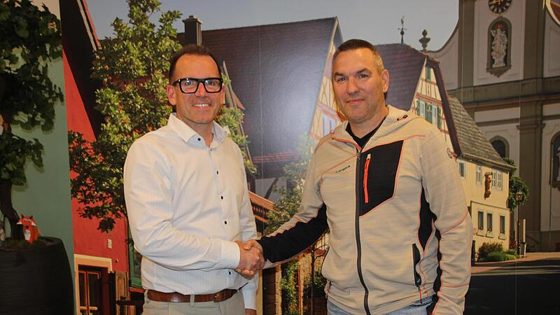 Bernd Uebel (rechts) wurde als neuer Gemeinderat für Fuchsstadt von Bürgermeister René Gerner vereidigt. Uebel ist Nachrücker von Jürgen Wittmer, der sein Ehrenamt aus gesundheitlichen Gründen zurückgab. Bernd Uebel (rechts) wurde als neuer Gemeinderat für Fuchsstadt von Bürgermeister René Gerner vereidigt. Uebel ist Nachrücker von Jürgen Wittmer, der sein Ehrenamt aus gesundheitlichen Gründen zurückgab.