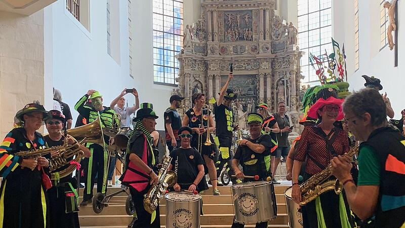 Seit 25 Jahren Kult beim Samba-Festival in Coburg: der Auftritt der Quastenflosser in der Kirche.