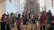 Seit 25 Jahren Kult beim Samba-Festival in Coburg: der Auftritt der Quastenflosser in der Kirche.