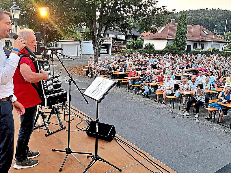 Begeistert sangen die Besucher mit Landrat Jonas Gleich und Moderator Hansi Hümmer das „Stanicher Saunalied“ mit.Oswald Purucker Begeistert sangen die Besucher mit Landrat Jonas Gleich und Moderator Hansi Hümmer das „Stanicher Saunalied“ mit.Oswald Purucker
