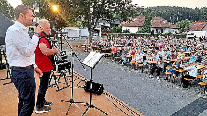 Begeistert sangen die Besucher mit Landrat Jonas Gleich und Moderator Hansi H&uuml;mmer das &bdquo;Stanicher Saunalied&ldquo; mit.Oswald Purucker