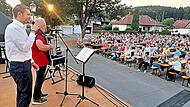 Begeistert sangen die Besucher mit Landrat Jonas Gleich und Moderator Hansi H&uuml;mmer das &bdquo;Stanicher Saunalied&ldquo; mit.Oswald Purucker