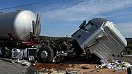 Der Lkw des mutmaßlichen Unfallverursachers auf der A3 wurde völlig zerstört.