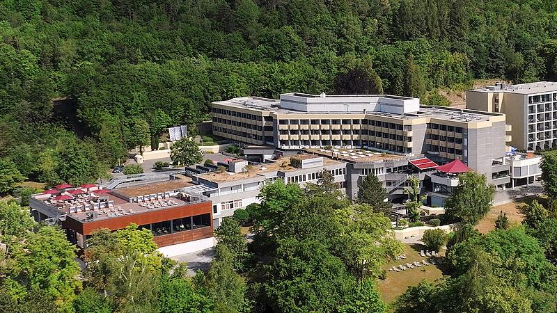Luftaufnahme vom Parkhotel Cup Vitalis mit (von links) Wellness- und Sportbereich, Stammhaus und Neubau.