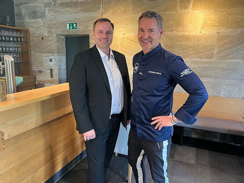 Andreas Kunst (links), Inhaber von Restaurant Johanns uns Schloss Marloffstein, zusammen mit Moderator Christian Henze der Sendung Mein Lokal Dein Lokal.