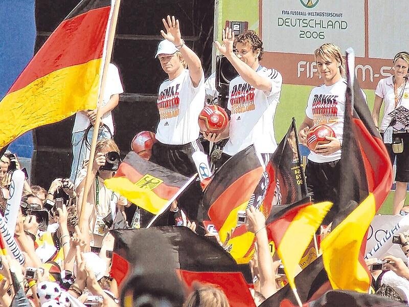 Die Weltmeisterschaft 2006  war mehr als ein Fu&szlig;ballturnier. Sie war ein sonnendurchflutetes Gutelaunefest, das heute als &bdquo;Sommerm&auml;rchen&ldquo;  verkl&auml;rt wird, und sie war die Geburtsstunde eines neuen Patriotismus hierzulande.
