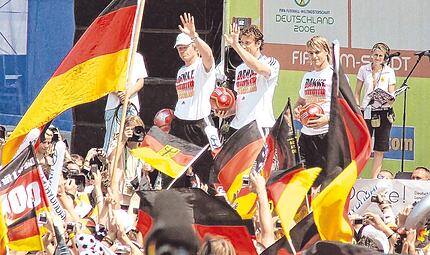 Die Weltmeisterschaft 2006  war mehr als ein Fu&szlig;ballturnier. Sie war ein sonnendurchflutetes Gutelaunefest, das heute als &bdquo;Sommerm&auml;rchen&ldquo;  verkl&auml;rt wird, und sie war die Geburtsstunde eines neuen Patriotismus hierzulande.