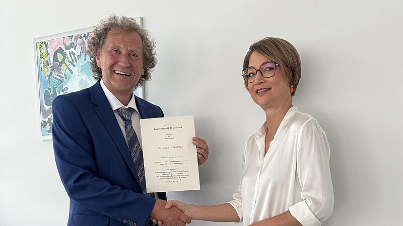 Dr. Hubert Kolling mit Martina Hannak vom BAFzA Dr. Hubert Kolling mit Martina Hannak vom BAFzA