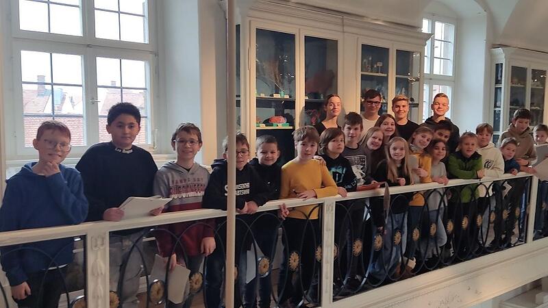 Ein Teil der F&uuml;nftkl&auml;sslerinnen und F&uuml;nftkl&auml;ssler mit ihren Tutoren sowie einer Tutorin im Naturkundemuseum in Bamberg.