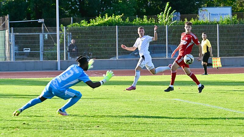 Die Coburger spielten gegen den ATSV Erlangen mit einem klaren Plan und setzten immer wieder Fabian Carl &uuml;ber rechts in Szene.