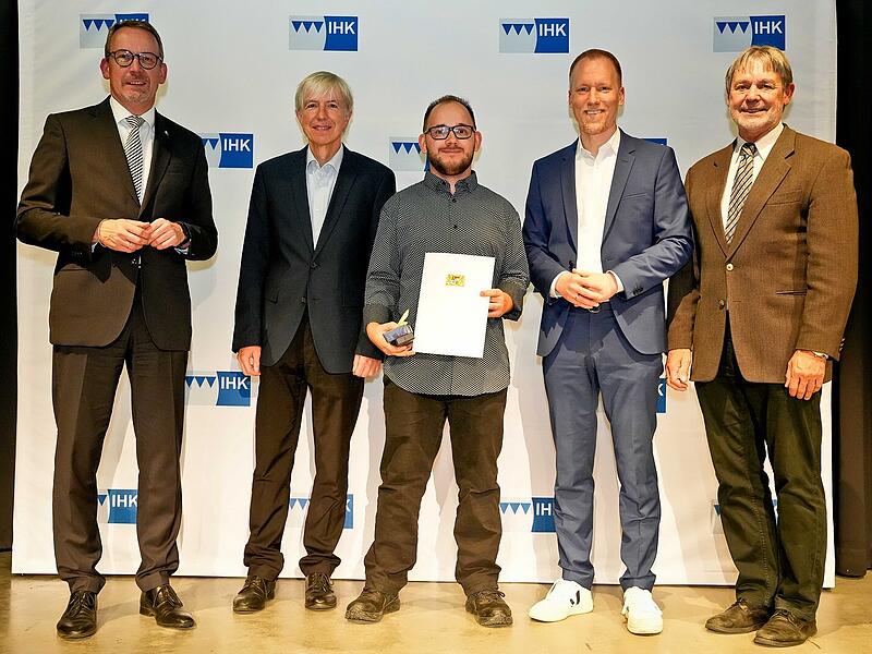 IHK-Hauptgeschäftsführer Wolfram Brehm, Regierungsvizepräsident Thomas Engel, IHK-Vizepräsident Michael Bitzinger und der stellvertretende Landrat Gerhard Wunder gratulieren Meisterpreisträger Jan Kürschner.