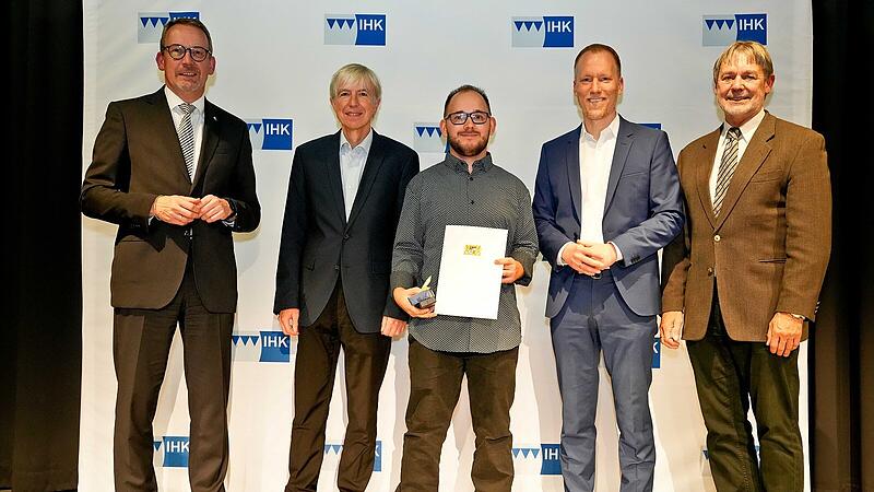IHK-Hauptgesch&auml;ftsf&uuml;hrer Wolfram Brehm, Regierungsvizepr&auml;sident Thomas Engel, IHK-Vizepr&auml;sident Michael Bitzinger und der stellvertretende Landrat Gerhard Wunder gratulieren Meisterpreistr&auml;ger Jan K&uuml;rschner.