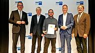 IHK-Hauptgeschäftsführer Wolfram Brehm, Regierungsvizepräsident Thomas Engel, IHK-Vizepräsident Michael Bitzinger und der stellvertretende Landrat Gerhard Wunder gratulieren Meisterpreisträger Jan Kürschner.