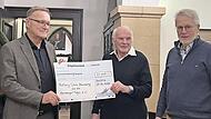 Rotary-Pr&auml;sident Andreas Starke (links) &uuml;bergibt gemeinsam mit Wolfgang Pfeuffer (rechts) den Spendenscheck an Wilhelm Dorsch von der Bamberger Tafel.