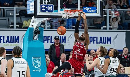 BMA365 Bamberg Baskets - VET-CONCEPT Gladiators Trier EJ Onu lässt es im Heimspiel gegen Trier krachen. In der kommenden Saison läuft er im Trikot der Gladiators auf.