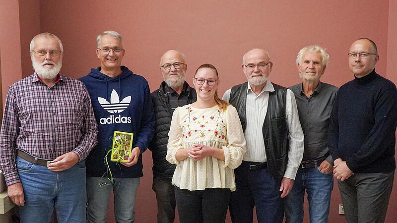 Einige Darsteller historischer Persönlichkeiten sind geehrt oder verabschiedet worden (von links): Rainer Hauck (Theodor Fontane), Rolf Matthes (Kaiser Franz Josef), Peter Krug (Prinzregent Luitpold von Bayern), Jana Markard (Bayer. Staatsbad Bad ...