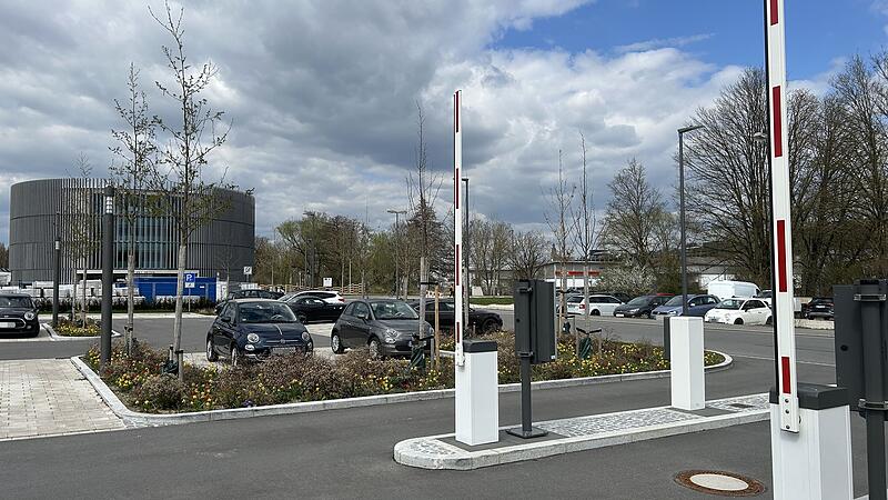 Der Parkplatz am Globe Coburg ist zwar fertig und kann auch schon genutzt werden. Die Schrankenanlage ist aber noch nicht in Betrieb.