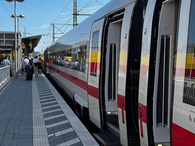 Bahnhof Bamberg: Feuerwehr rettet kollabierten Passagier aus ICE Am Sonntag haben die Einsatzkräfte am Bahnhof Bamberg eine kollabierte Person aus einem Zug gerettet. (Symbolbild)