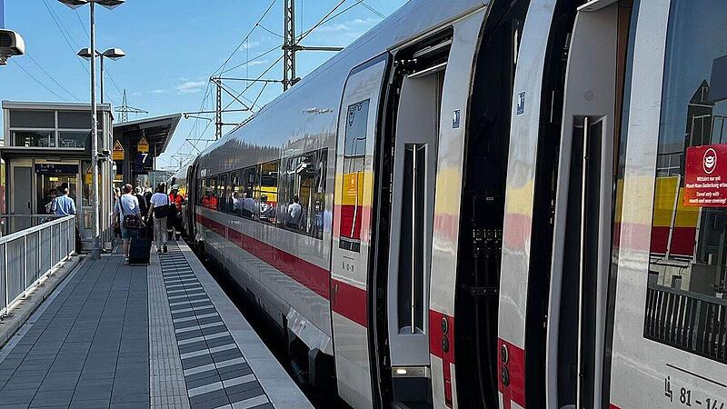 Bahnhof Bamberg: Feuerwehr rettet kollabierten Passagier aus ICE Am Sonntag haben die Einsatzkräfte am Bahnhof Bamberg eine kollabierte Person aus einem Zug gerettet. (Symbolbild)