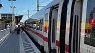 Am Sonntag haben die Einsatzkräfte am Bahnhof Bamberg eine kollabierte Person aus einem Zug gerettet. (Symbolbild) Am Sonntag haben die Einsatzkräfte am Bahnhof Bamberg eine kollabierte Person aus einem Zug gerettet. (Symbolbild)