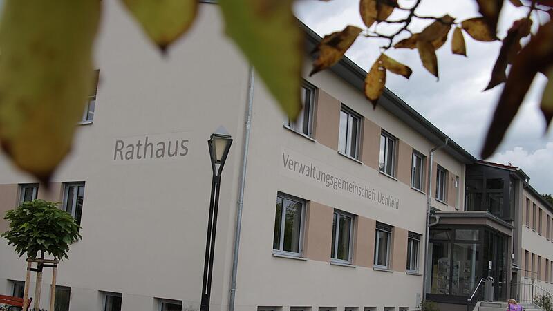 Wer zieht ins Uehlfelder Rathaus ein? Dies wird die Stichwahl am 9. Oktober klären.  Zuvor wurde es aber auch am Wahlabend noch einmal spannend.