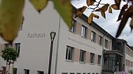 Wer zieht ins Uehlfelder Rathaus ein? Dies wird die Stichwahl am 9. Oktober klären.  Zuvor wurde es aber auch am Wahlabend noch einmal spannend.