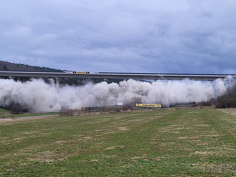 Die Sprengung der Thalaubachtalbr&uuml;cke bei Eichenzell