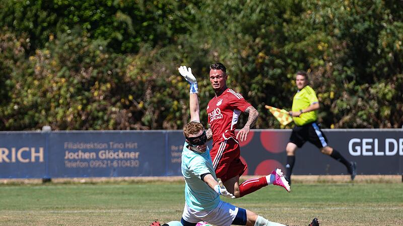 Der Knetzgauer Torwart Felix Schneider schaut nach dem Schuss von Adrian Hatcher dem Ball hinterher. Der Dampfach trifft zum 1:1-Ausgleich.Ryan Evans