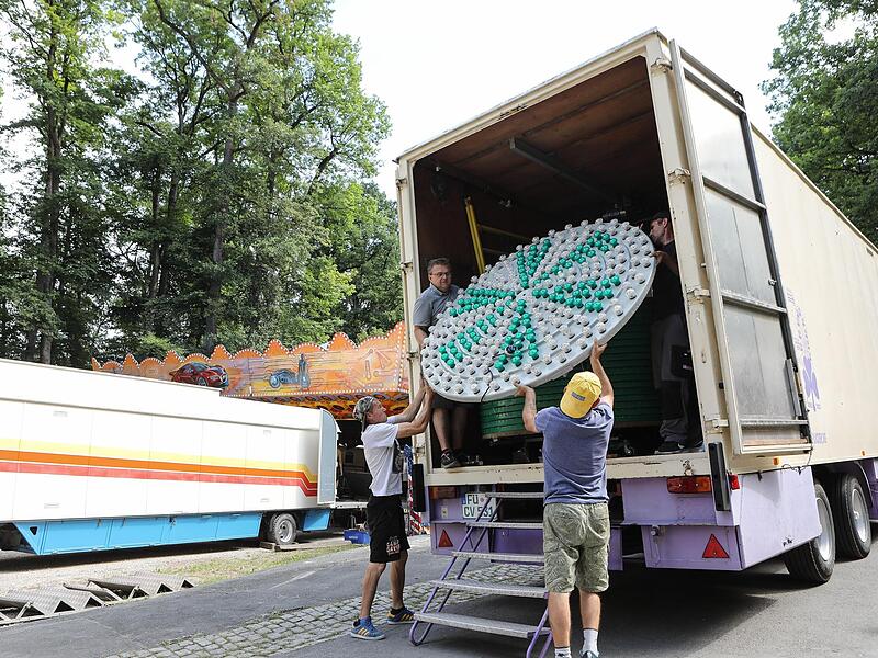 Michael Drliczek transportiert alle Teile in gro&szlig;en Lkw.Forchheim & Fr&auml;nkische Schweiz