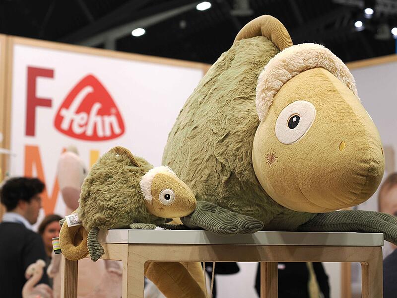 Das Cham&auml;leon Crazy zum Kuscheln und Einschlafen von der R&ouml;dentaler Firma Fehn.