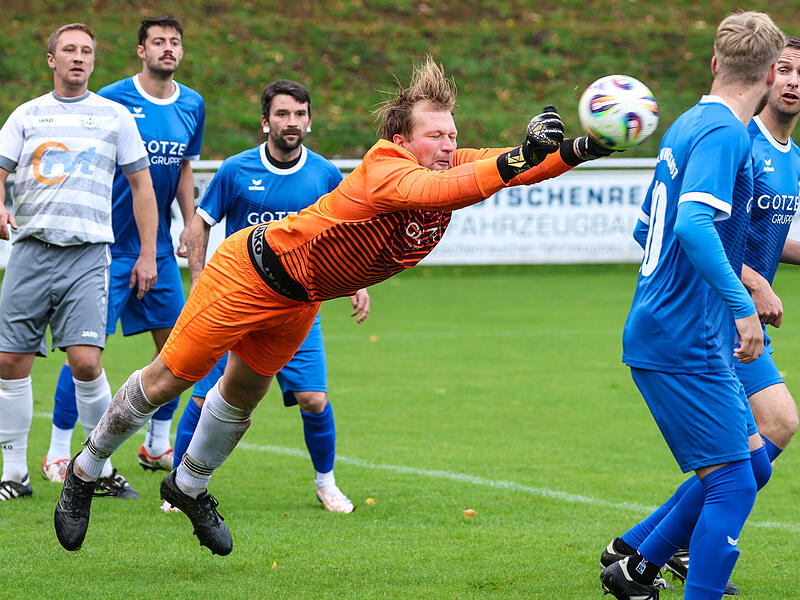 Ludwigsstadts Keeper Aaron Sieber klärt eine Wallenfelser Ecke mit einer Faustabwehr.