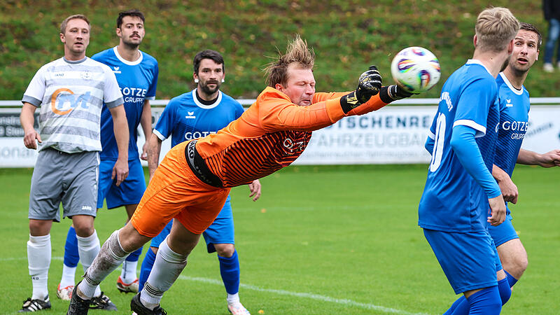 Ludwigsstadts Keeper Aaron Sieber klärt eine Wallenfelser Ecke mit einer Faustabwehr.