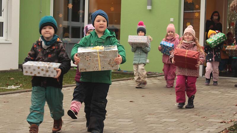 Stolz tragen die Kinder die Päckchen.Forchheim & Fränkische Schweiz