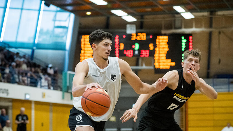 Der Bamberger Fl&uuml;gelspieler Yuval Hochstadter l&auml;sst Julis Baumer stehen. Der Deutsch-Israeli war mit 14 Punkten Topscorer.