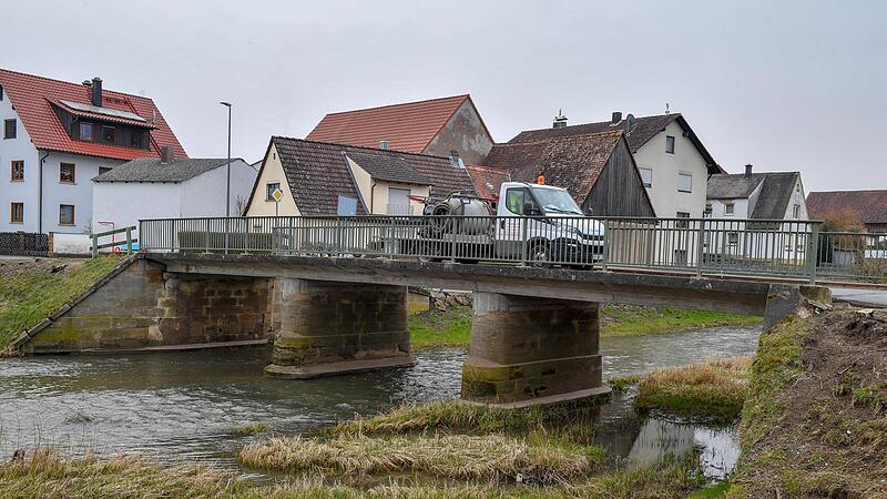Die Brücke über die Reiche Ebrach wir demnächst abgerissen.