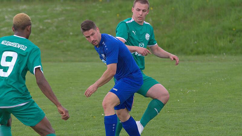 Keinen guten Tag erwischten die Metzdorfer (vorne Mathias Kodisch) im Derby gegen den TSV Neudrossenfeld II (rechts Fabian Arndt) und verloren 0:2.