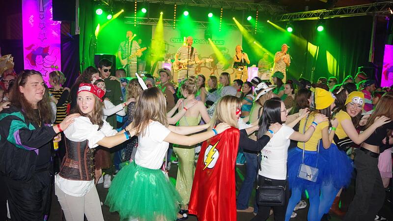 Polonaise durch den Feststoudl. Als Volltreffer erwies sich die Live-Band „Die Rockzipfl“.
