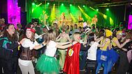Polonaise durch den Feststoudl. Als Volltreffer erwies sich die Live-Band „Die Rockzipfl“.