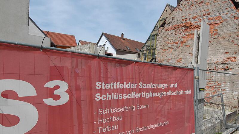 Auch mitten in Ha&szlig;furt, an der Ecke Ke&szlig;lergasse/H&auml;ckergasse, hat eines der f&uuml;nf insolventen Unternehmen von Marco S. eine Bauruine hinterlassen.