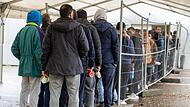 Nach einem bestimmten Schlüssel werden Flüchtlinge prozentual und abhängig von der Einwohnerzahl auf die Kommunen verteilt.