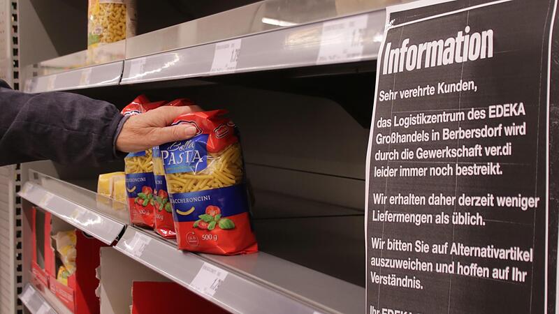 Nudeln, Konserven, Knäckebrot und Tiefkühlpizzen: Auch im E-Center an der Spitzwiese Bad Kissingen ist wegen der Streiks viel Platz in den Regalen Nudeln, Konserven, Knäckebrot und Tiefkühlpizzen: Auch im E-Center an der Spitzwiese Bad Kissingen ist wegen der Streiks viel Platz in den Regalen