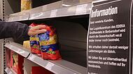 Nudeln, Konserven, Knäckebrot und Tiefkühlpizzen: Auch im E-Center an der Spitzwiese Bad Kissingen ist  wegen der Streiks viel Platz in den Regalen