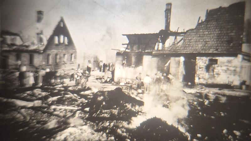 Ein Dorfbrand brachte 1956 viel Leid nach Frankenbrunn. Alois Meder, damals acht Jahre alt, recherchierte in den letzten Monaten in Eigenregie und berichteten nun zum 70-jährigen Jubiläum zahlreichen Interessierten von der Katastrophe. Ein Dorfbrand brachte 1956 viel Leid nach Frankenbrunn. Alois Meder, damals acht Jahre alt, recherchierte in den letzten Monaten in Eigenregie und berichteten nun zum 70-jährigen Jubiläum zahlreichen Interessierten von der Katastrophe.