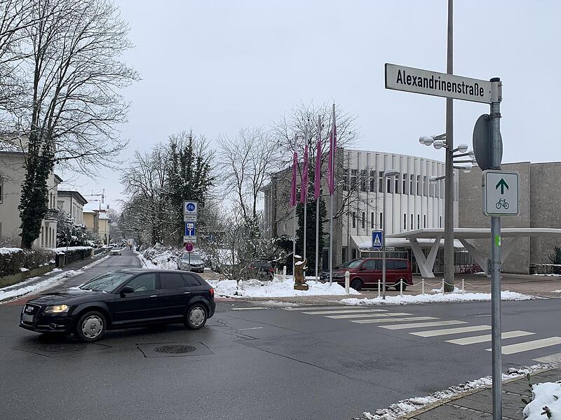 Einen „Mini-Kreisel“ könnten sich die Planer vor dem Coburger Kongresshaus vorstellen. Dort mündet mit der Alexandrinenstraße eine Fahrradstraße in den Berliner Platz. Einen „Mini-Kreisel“ könnten sich die Planer vor dem Coburger Kongresshaus vorstellen. Dort mündet mit der Alexandrinenstraße eine Fahrradstraße in den Berliner Platz.