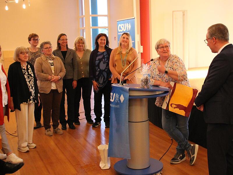 Vertreterinnen der Frauen Union waren die ersten Gratulantinnen nach der Ausz&auml;hlung der Stimmzettel.