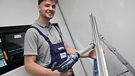 Rolex-Preisträger Tim Laugsch aus Kulmbach bereitet seine Arbeit als Karosserie- und Fahrzeugbaumechaniker bei Hofmann Fahrzeugbau in Mainleus Freude. Das Foto zeigt ihn, wie er mit einer Klebepistole Leim auf einer Eckblende aufbringt.