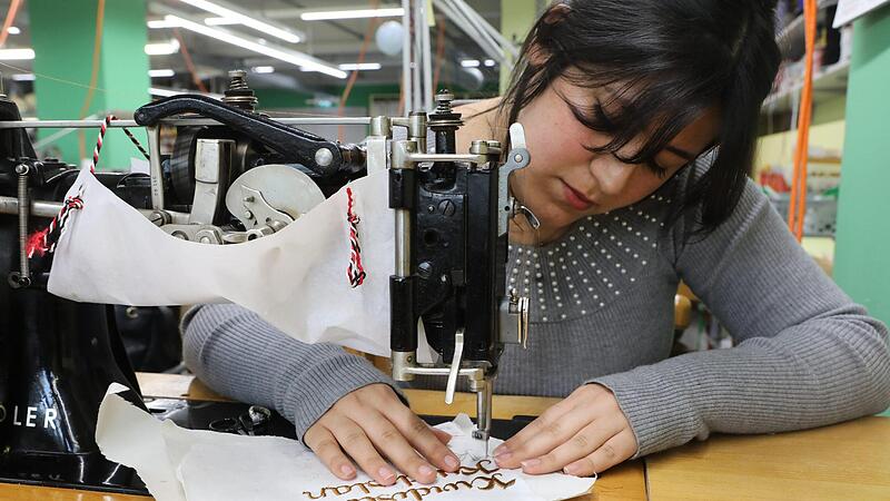 Hiba Muhammed an der Stickmaschine: Die 18 - J&auml;hrige sei &auml;u&szlig;erst kreativ, sagt ihre Ausbildern-