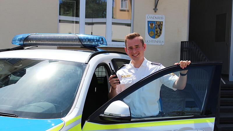 Jannik Hoffmann ist Polizeianwärter aus dem Landkreis Lichtenfels. Während der Ausbildung, die für alle bei der Bayerischen Bereitschaftspolizei beginnt, durchläuft er Theorie- und Praxissemester. Letzteres führte ihn auf die Dienststelle seiner H...