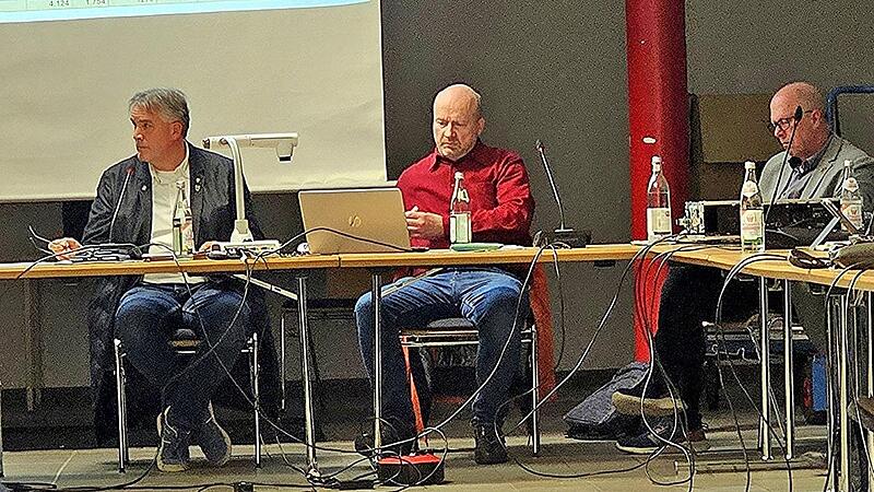 Fragende und nachdenkliche Gesichter: Zweiter Bürgermeister Harald Pascher, Kämmerer Horst Junge und Dritter Bürgermeister Thomas Limpert (von links).