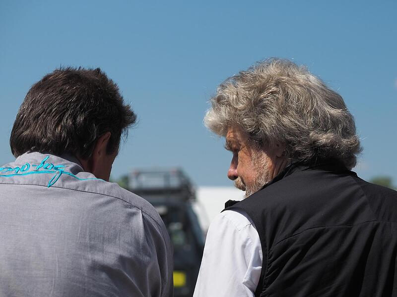 Reinhold Messner informierte sich ausf&uuml;hrlich beim Gang &uuml;ber das Messegel&auml;nde der &bdquo;Abenteuer&nbsp;&&nbsp;Allrad&ldquo;.